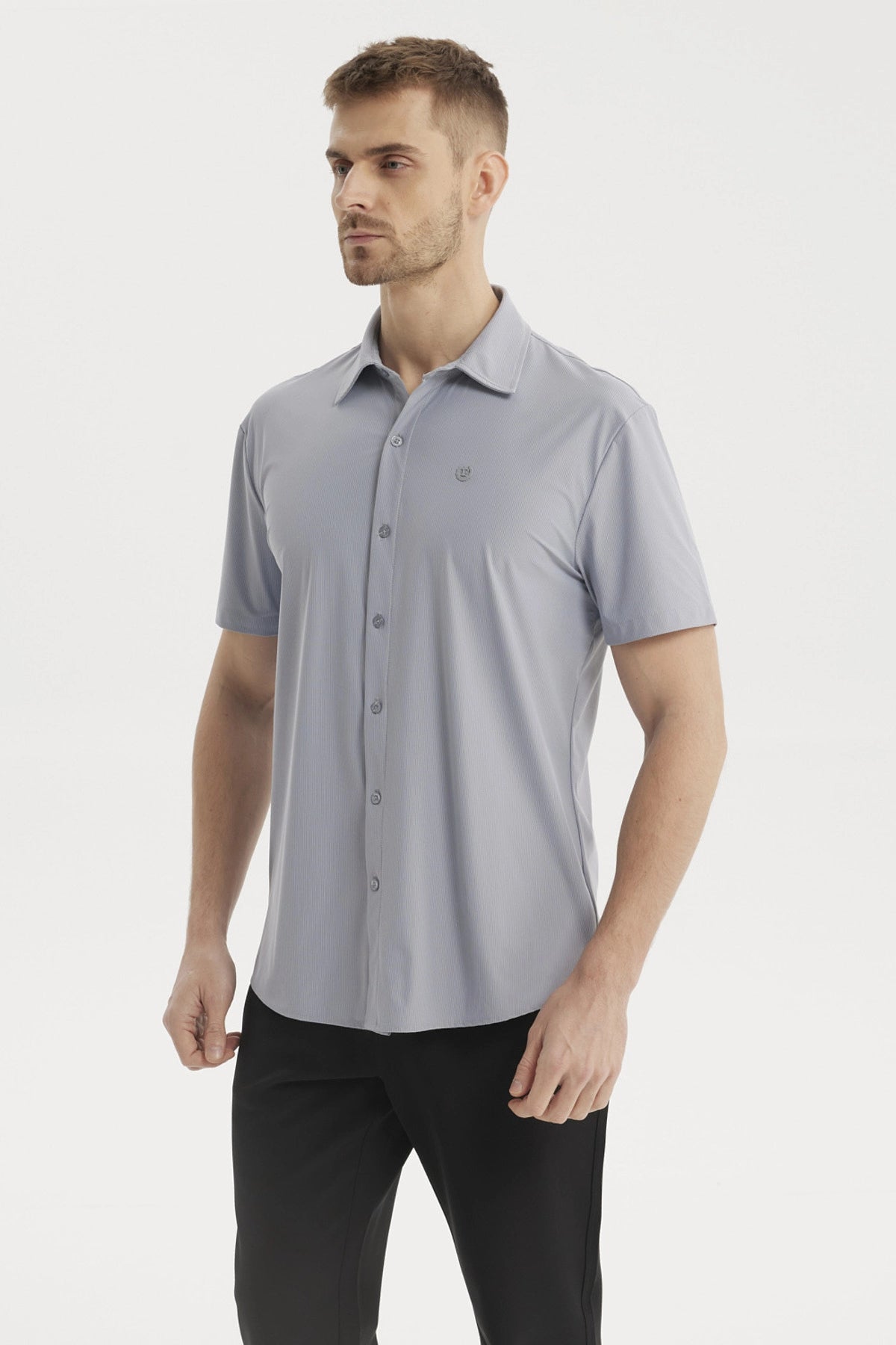 Camisa celeste de hombre con corte slim cuello camisero lisa sin estampado