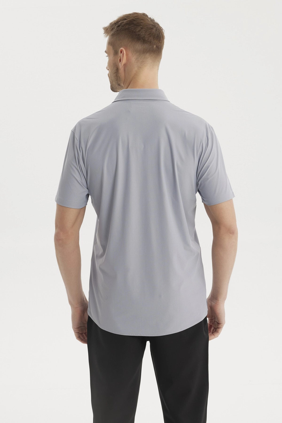 Camisa celeste de hombre con corte slim cuello camisero lisa sin estampado