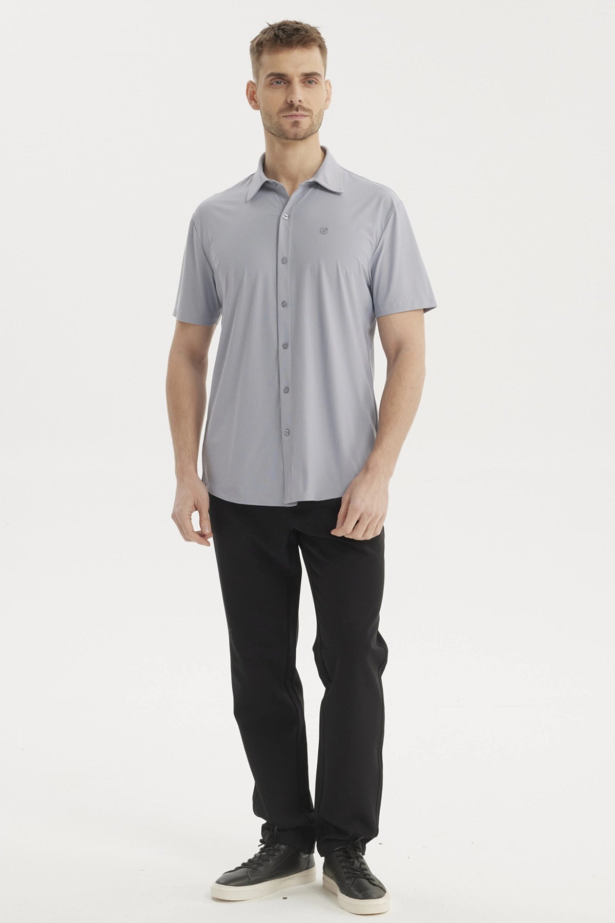 Camisa celeste de hombre con corte slim cuello camisero lisa sin estampado