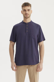 Camisa slim azul marino de manga corta con cuello mao y botones frontales ideal para un look casual y moderno