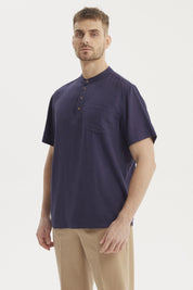 Camisa slim azul marino de manga corta con cuello mao y botones frontales ideal para un look casual y moderno