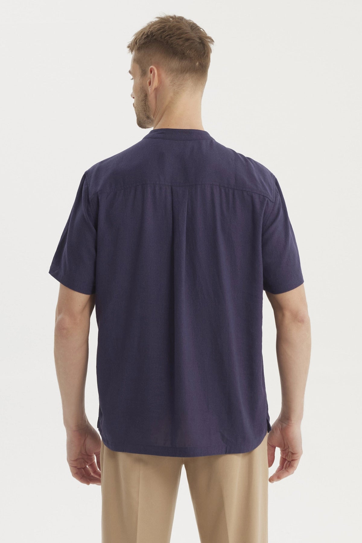 Camisa slim azul marino de manga corta con cuello mao y botones frontales ideal para un look casual y moderno