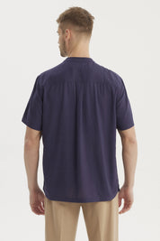 Camisa slim azul marino de manga corta con cuello mao y botones frontales ideal para un look casual y moderno