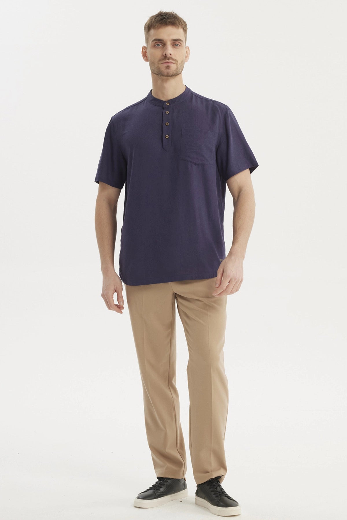 Camisa slim azul marino de manga corta con cuello mao y botones frontales ideal para un look casual y moderno