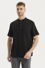 Camisa negra hombre manga corta con botones de madera en fila central y bolsillo liso en el pecho