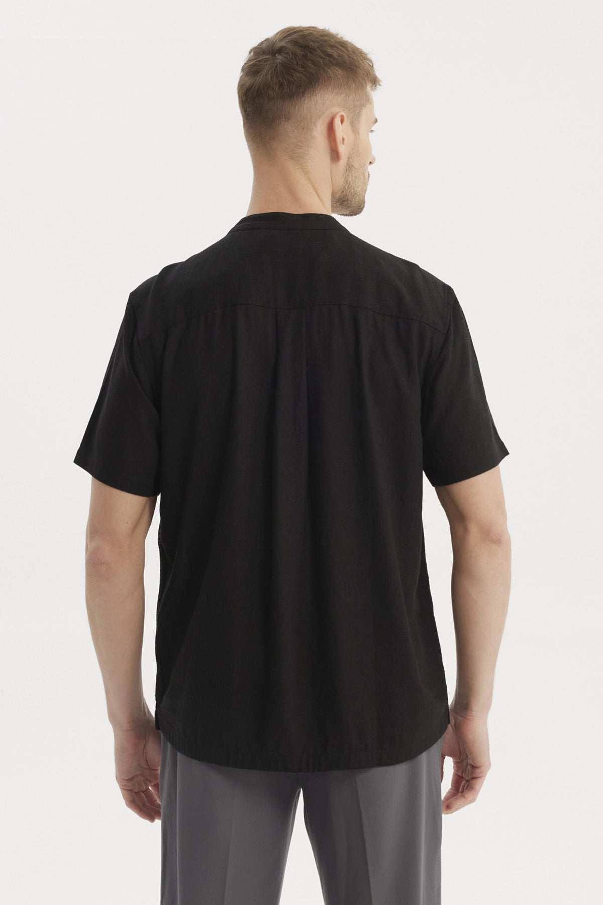 Camisa negra hombre manga corta con botones de madera en fila central y bolsillo liso en el pecho