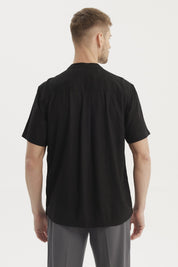 Camisa negra hombre manga corta con botones de madera en fila central y bolsillo liso en el pecho