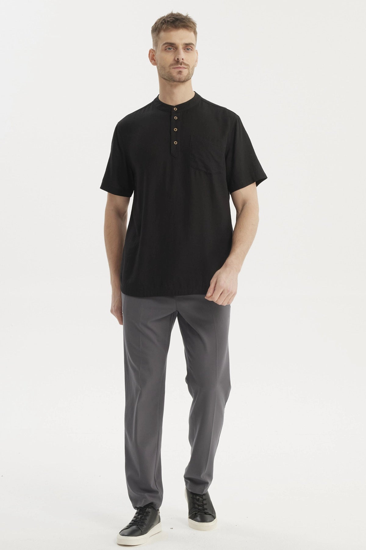 Camisa negra hombre manga corta con botones de madera en fila central y bolsillo liso en el pecho