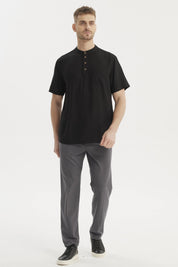 Camisa negra hombre manga corta con botones de madera en fila central y bolsillo liso en el pecho