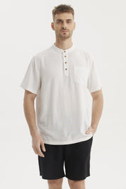 Camisa hombre blanca slim con cuello mao y tres botones en el pecho bolsillo frontal liso y mangas cortas