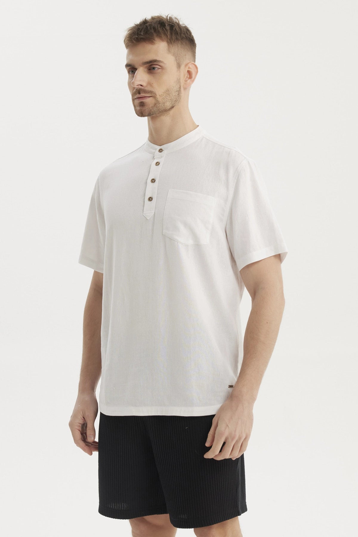 Camisa hombre blanca slim con cuello mao y tres botones en el pecho bolsillo frontal liso y mangas cortas