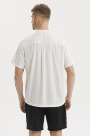 Camisa hombre blanca slim con cuello mao y tres botones en el pecho bolsillo frontal liso y mangas cortas