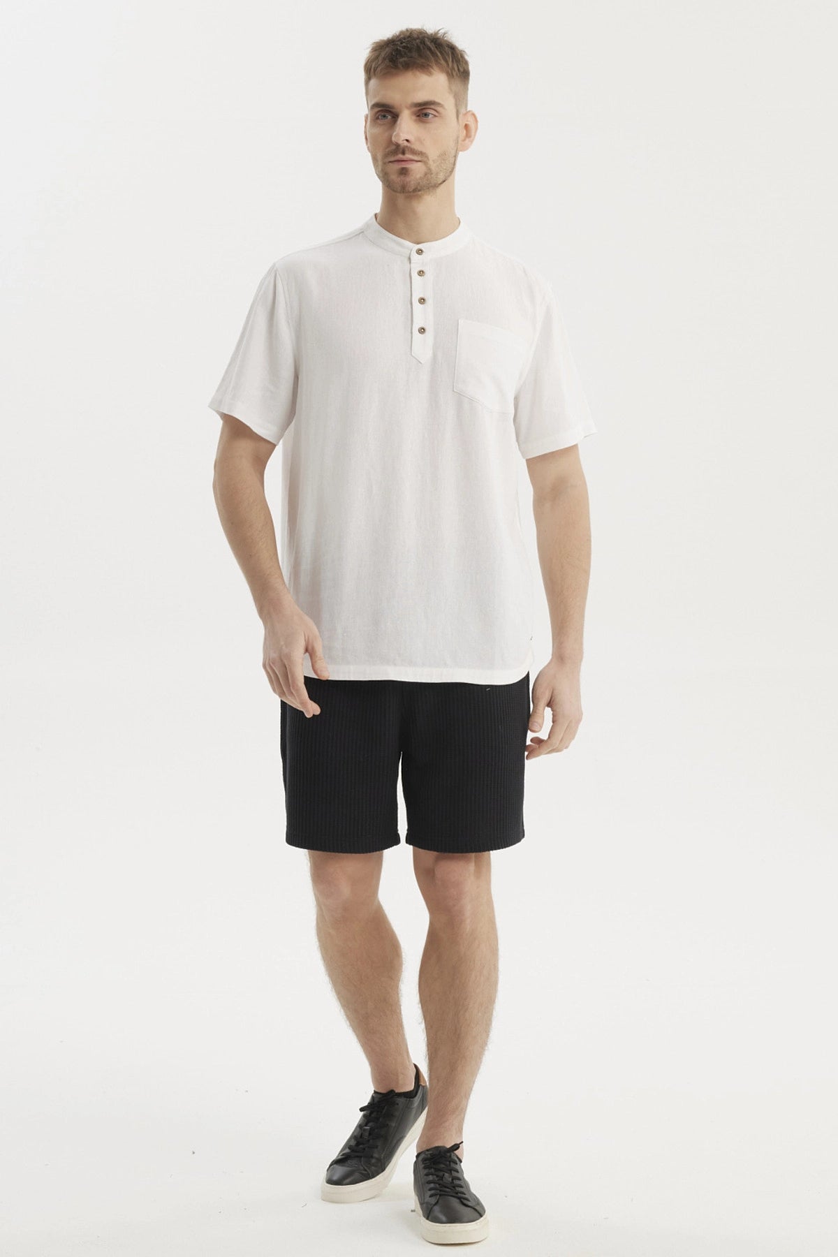 Camisa hombre blanca slim con cuello mao y tres botones en el pecho bolsillo frontal liso y mangas cortas