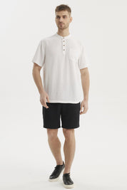 Camisa hombre blanca slim con cuello mao y tres botones en el pecho bolsillo frontal liso y mangas cortas