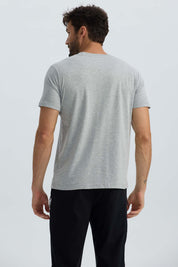 Polera Hombre Básica Con Bolsillo Gris Melange