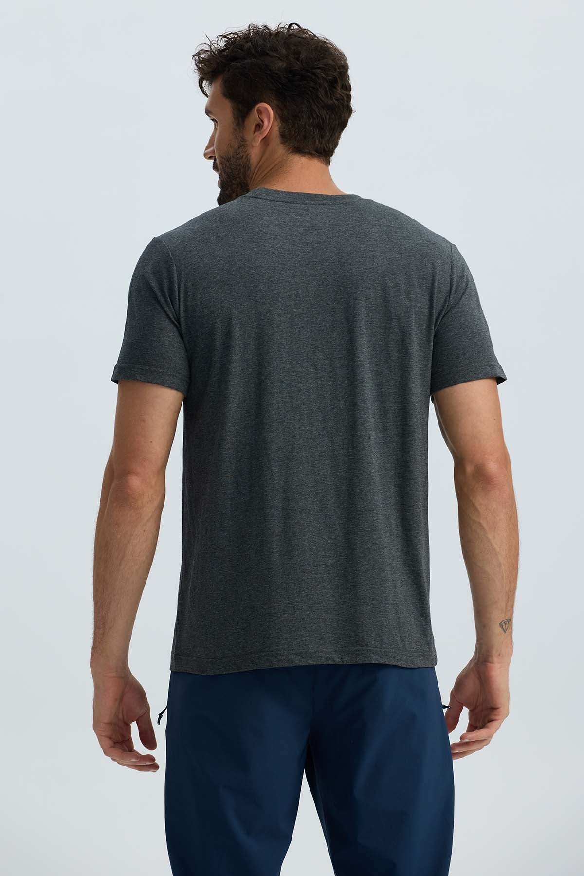 Polera Hombre Básica Con Bolsillo Gris Oscuro