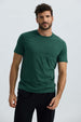 Polera hombre básica verde olivo con bolsillo delantero visible