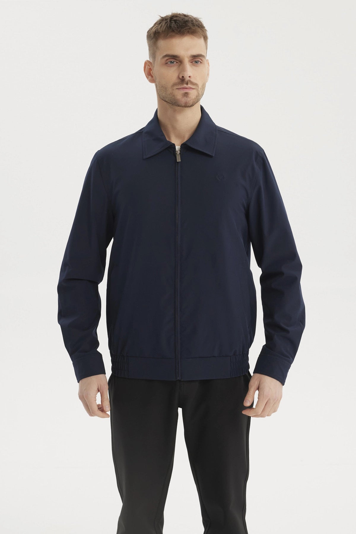 Chaqueta azul marino para hombre con cierre completo sin estampa lisa y diseño minimalista ideal para un look casual elegante