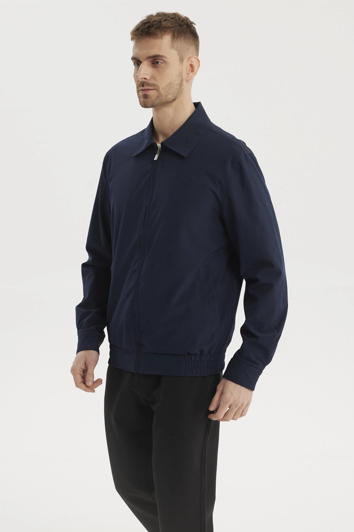 Chaqueta azul marino para hombre con cierre completo sin estampa lisa y diseño minimalista ideal para un look casual elegante
