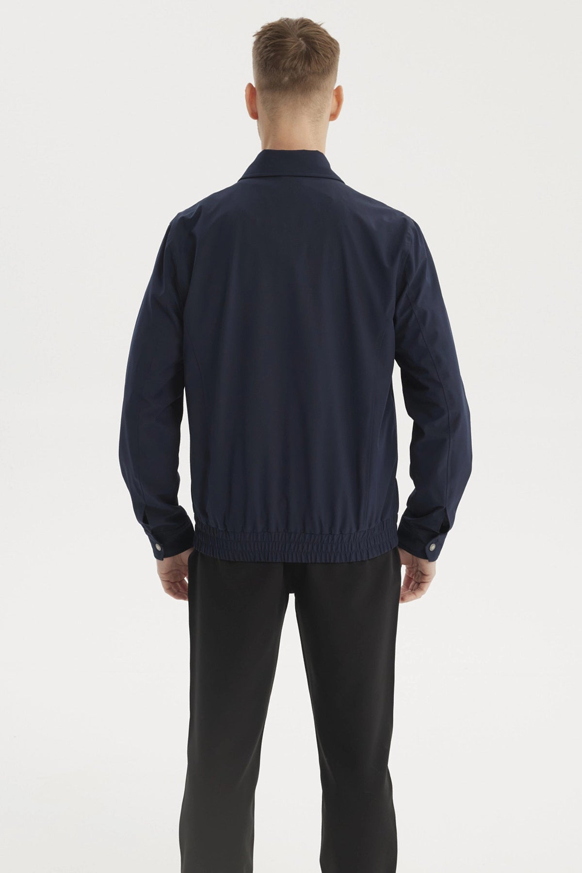 Chaqueta azul marino para hombre con cierre completo sin estampa lisa y diseño minimalista ideal para un look casual elegante