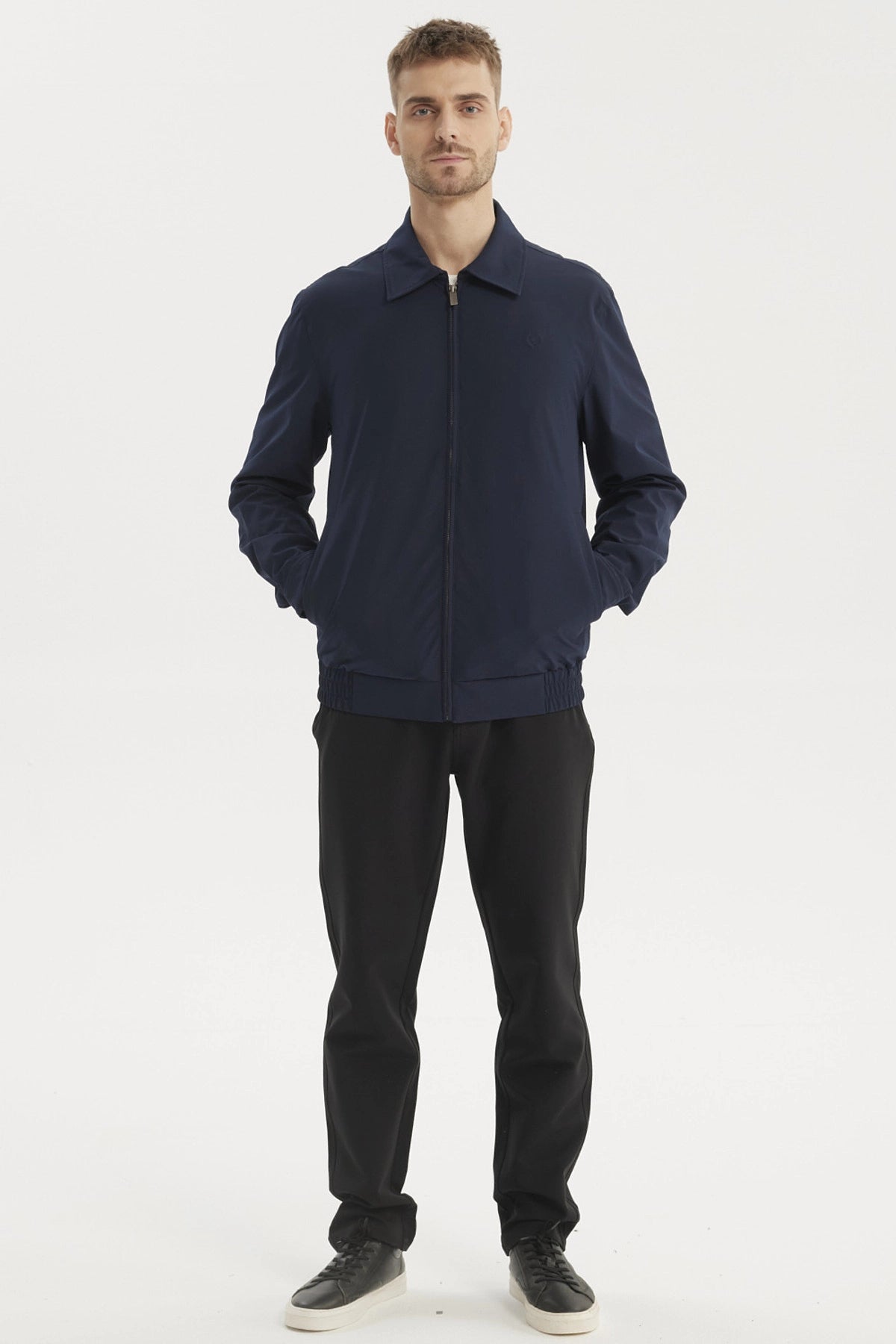 Chaqueta azul marino para hombre con cierre completo sin estampa lisa y diseño minimalista ideal para un look casual elegante