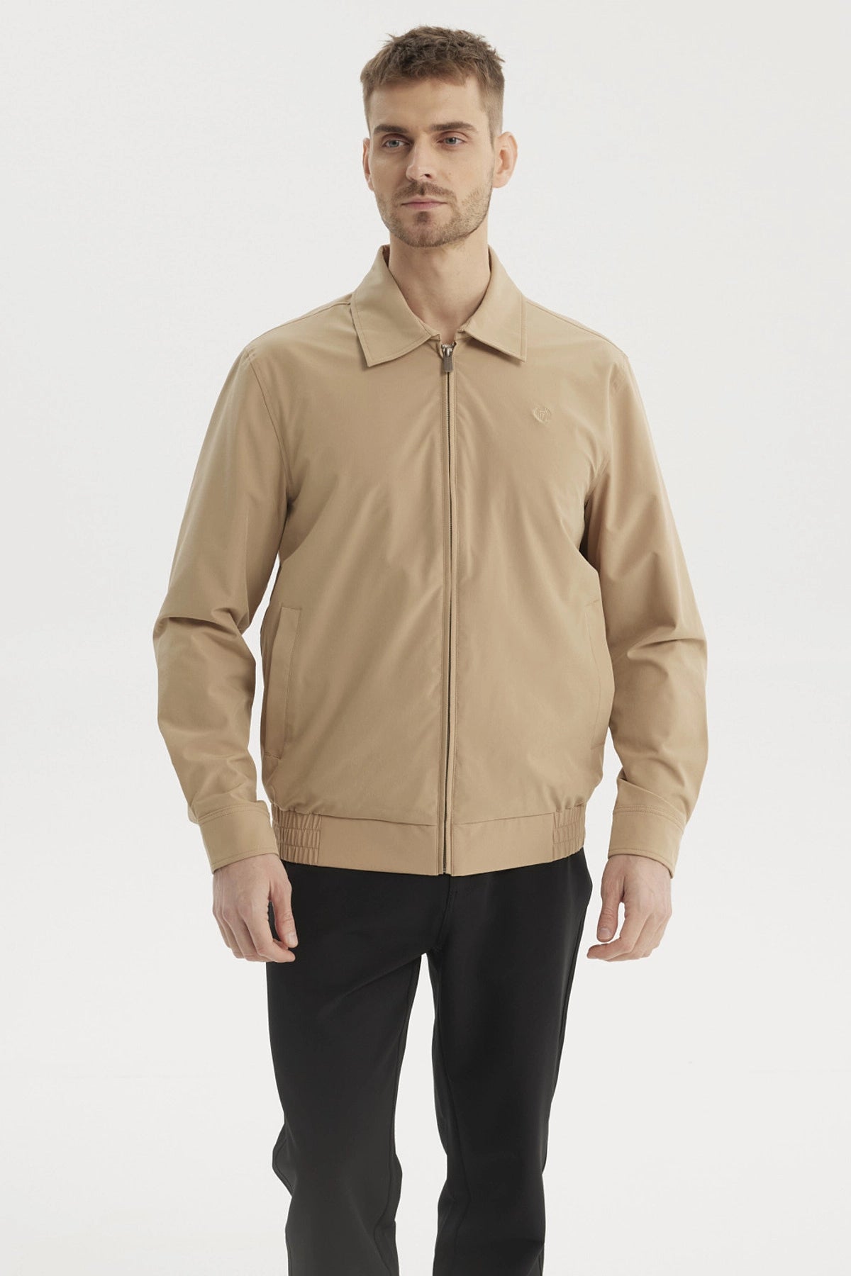 Chaqueta de hombre caqui con cierre completo diseño liso y cuello clásico ideal para un look casual y moderno