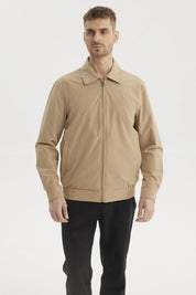 Chaqueta de hombre caqui con cierre completo diseño liso y cuello clásico ideal para un look casual y moderno