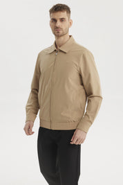 Chaqueta de hombre caqui con cierre completo diseño liso y cuello clásico ideal para un look casual y moderno