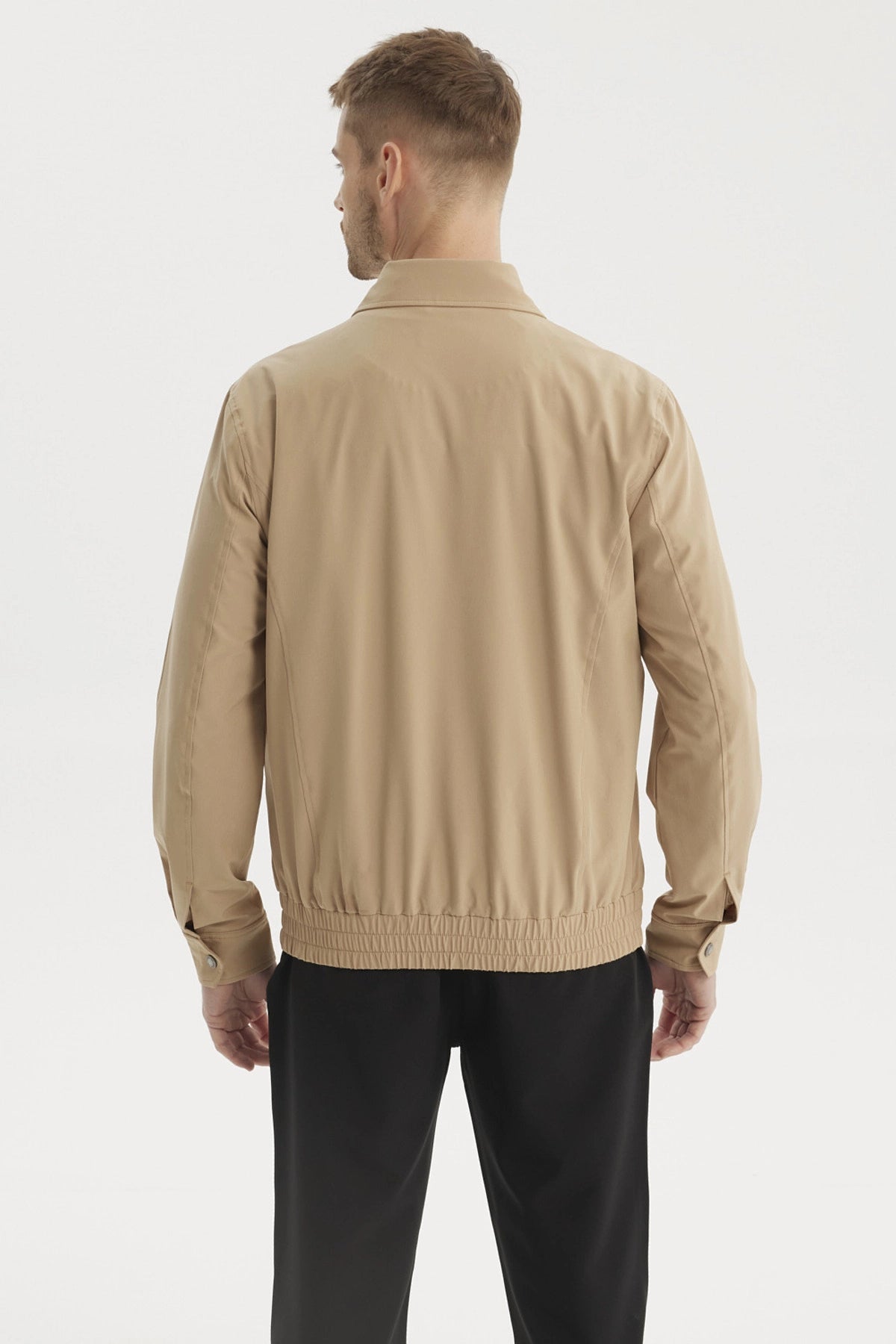 Chaqueta de hombre caqui con cierre completo diseño liso y cuello clásico ideal para un look casual y moderno