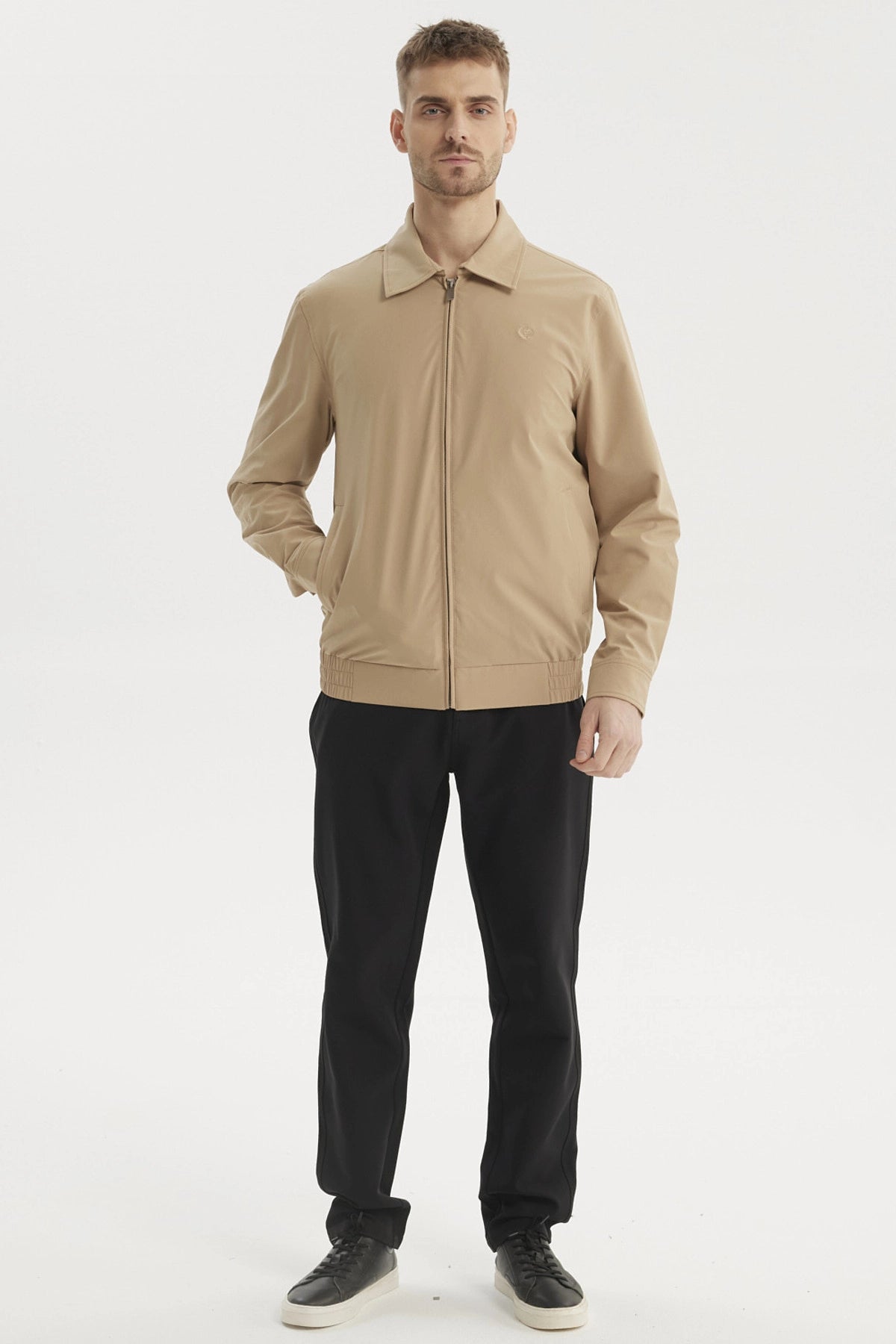 Chaqueta de hombre caqui con cierre completo diseño liso y cuello clásico ideal para un look casual y moderno