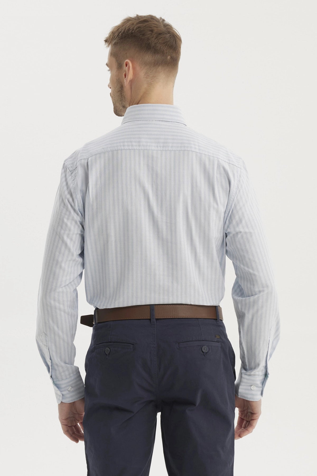 Camisa de hombre verde claro con rayas verticales finas diseño liso de manga larga y bolsillo en el pecho