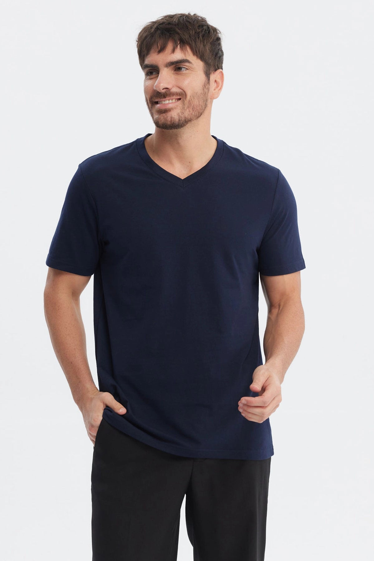 Polera básica azul marino de hombre con cuello en V sin estampa lisa ideal para combinar con cualquier look