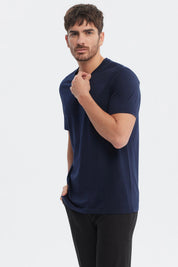 Polera básica azul marino de hombre con cuello en V sin estampa lisa ideal para combinar con cualquier look