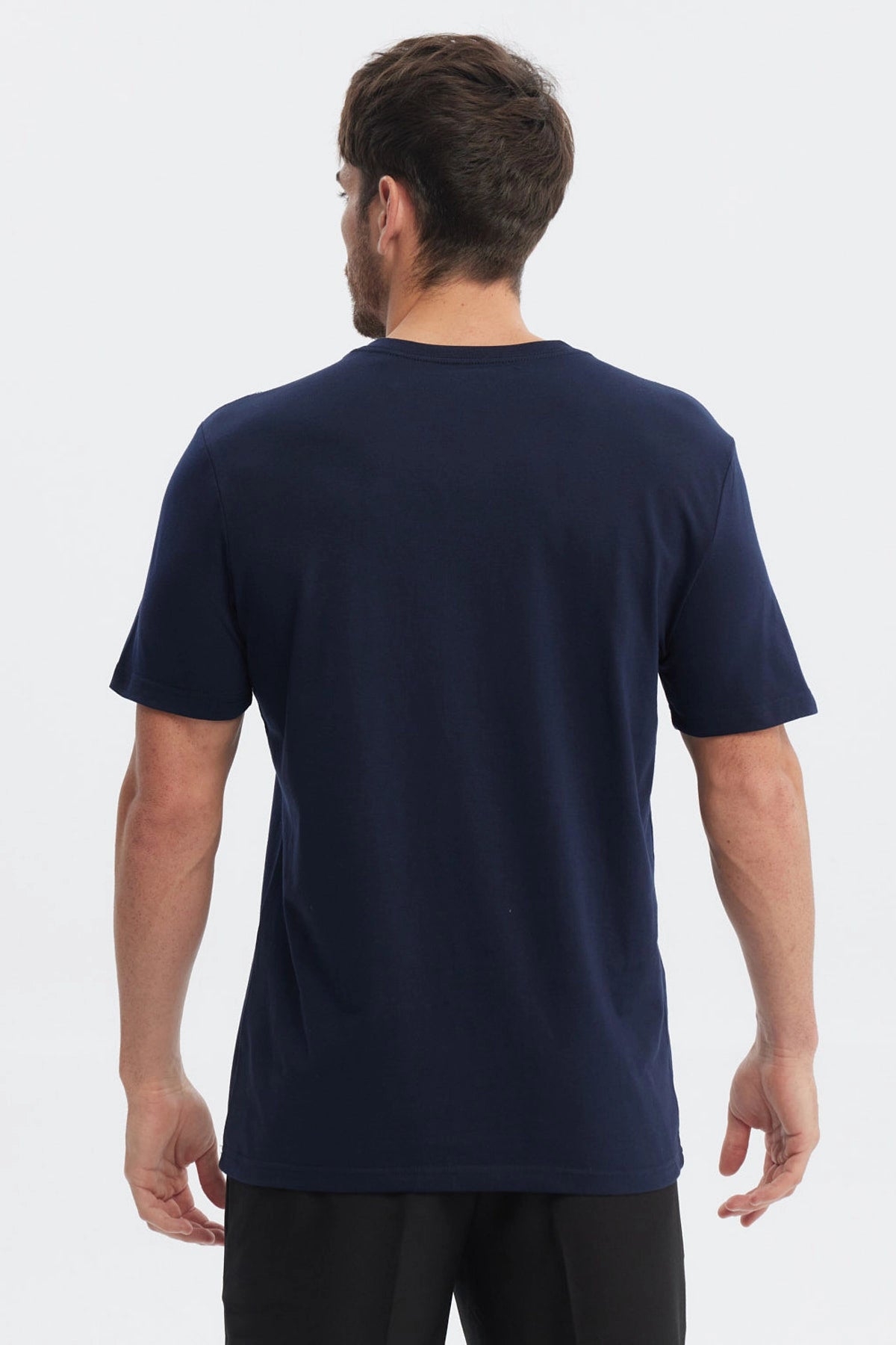 Polera básica azul marino de hombre con cuello en V sin estampa lisa ideal para combinar con cualquier look