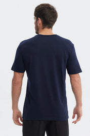 Polera básica azul marino de hombre con cuello en V sin estampa lisa ideal para combinar con cualquier look