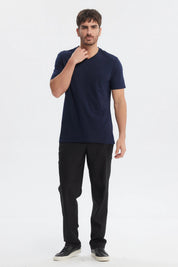 Polera básica azul marino de hombre con cuello en V sin estampa lisa ideal para combinar con cualquier look