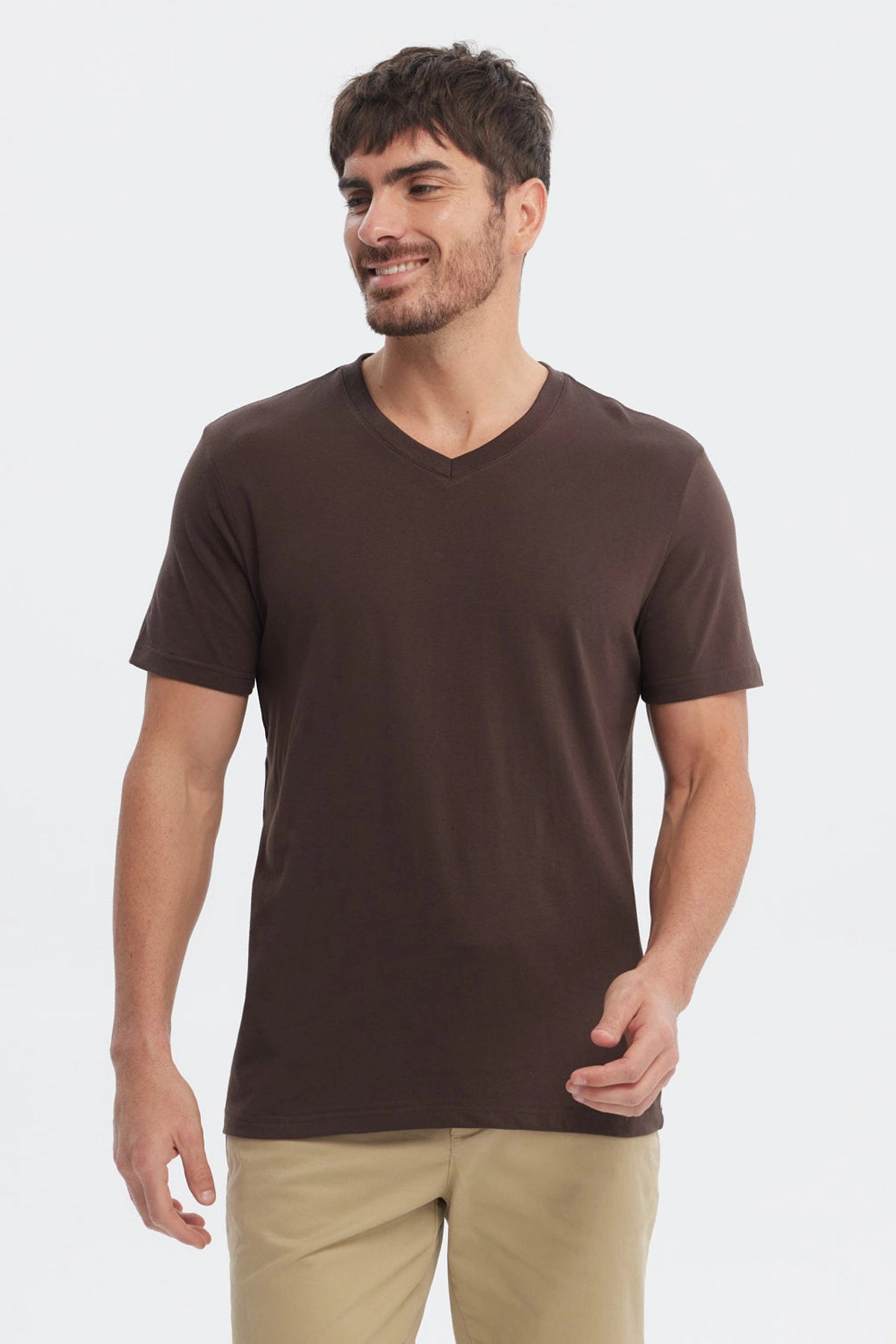 Polera básica café para hombre de manga corta sin estampa lisa y cuello en V ideal para cualquier ocasión casual