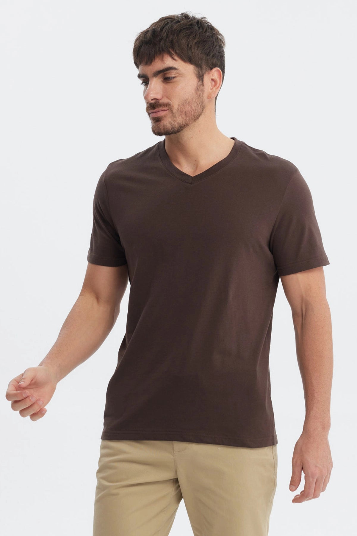 Polera básica café para hombre de manga corta sin estampa lisa y cuello en V ideal para cualquier ocasión casual
