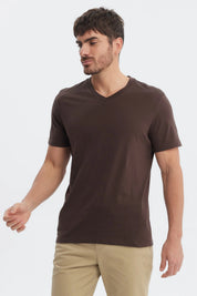 Polera básica café para hombre de manga corta sin estampa lisa y cuello en V ideal para cualquier ocasión casual