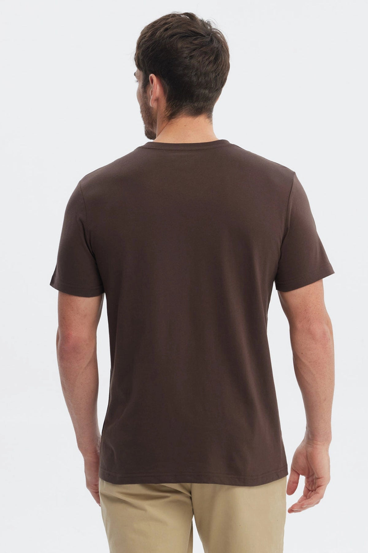Polera básica café para hombre de manga corta sin estampa lisa y cuello en V ideal para cualquier ocasión casual
