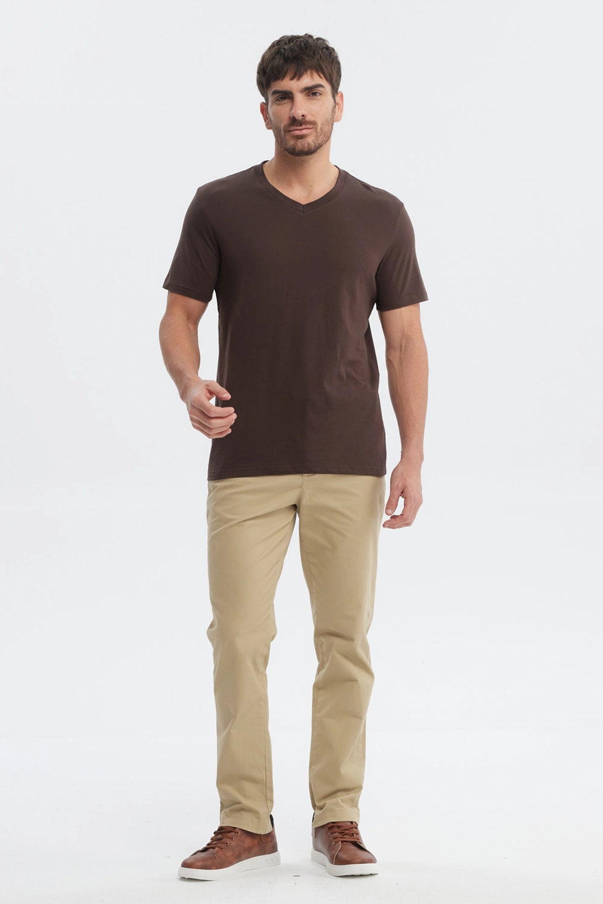 Polera básica café para hombre de manga corta sin estampa lisa y cuello en V ideal para cualquier ocasión casual
