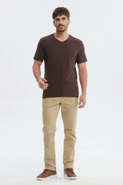 Polera básica café para hombre de manga corta sin estampa lisa y cuello en V ideal para cualquier ocasión casual