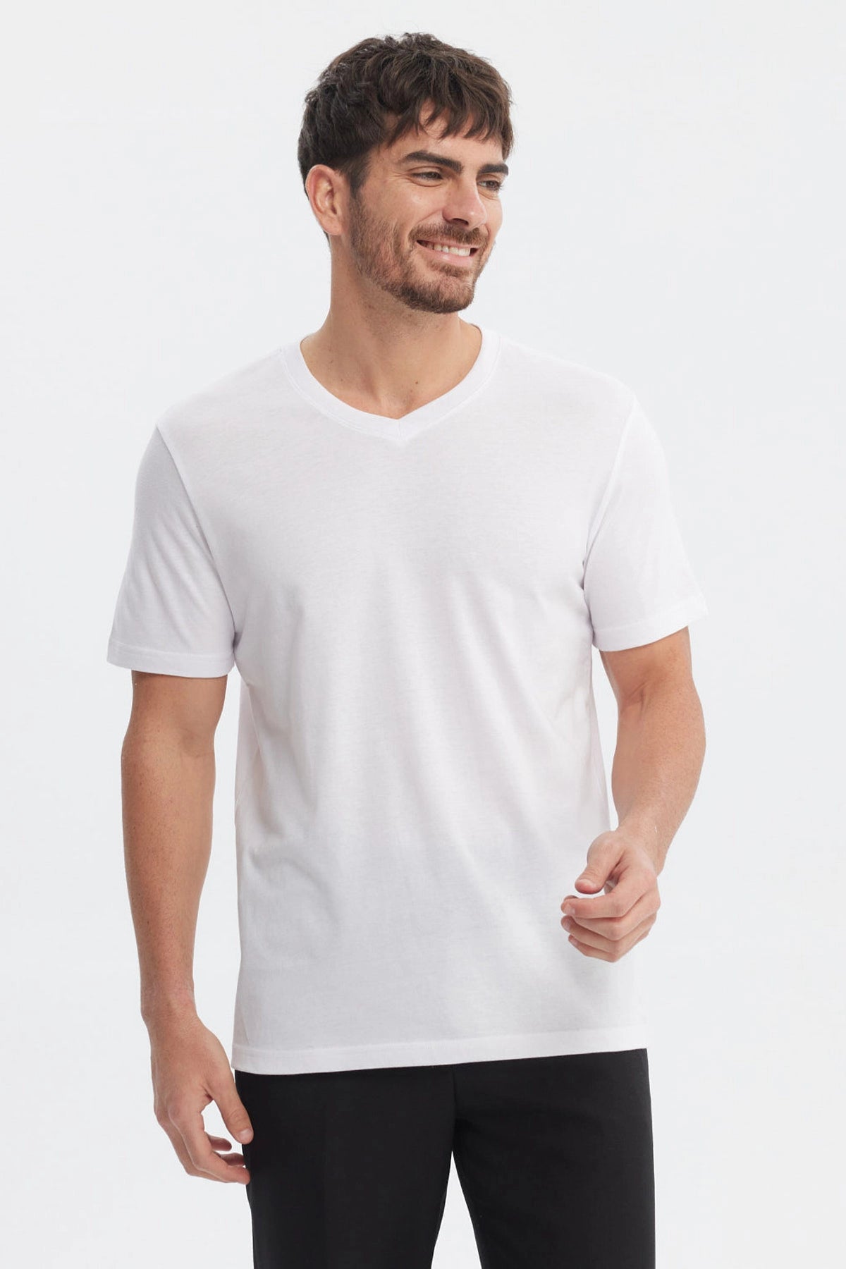 Polera blanca de hombre de manga corta y cuello redondo diseño liso ajuste cómodo ideal para uso diario