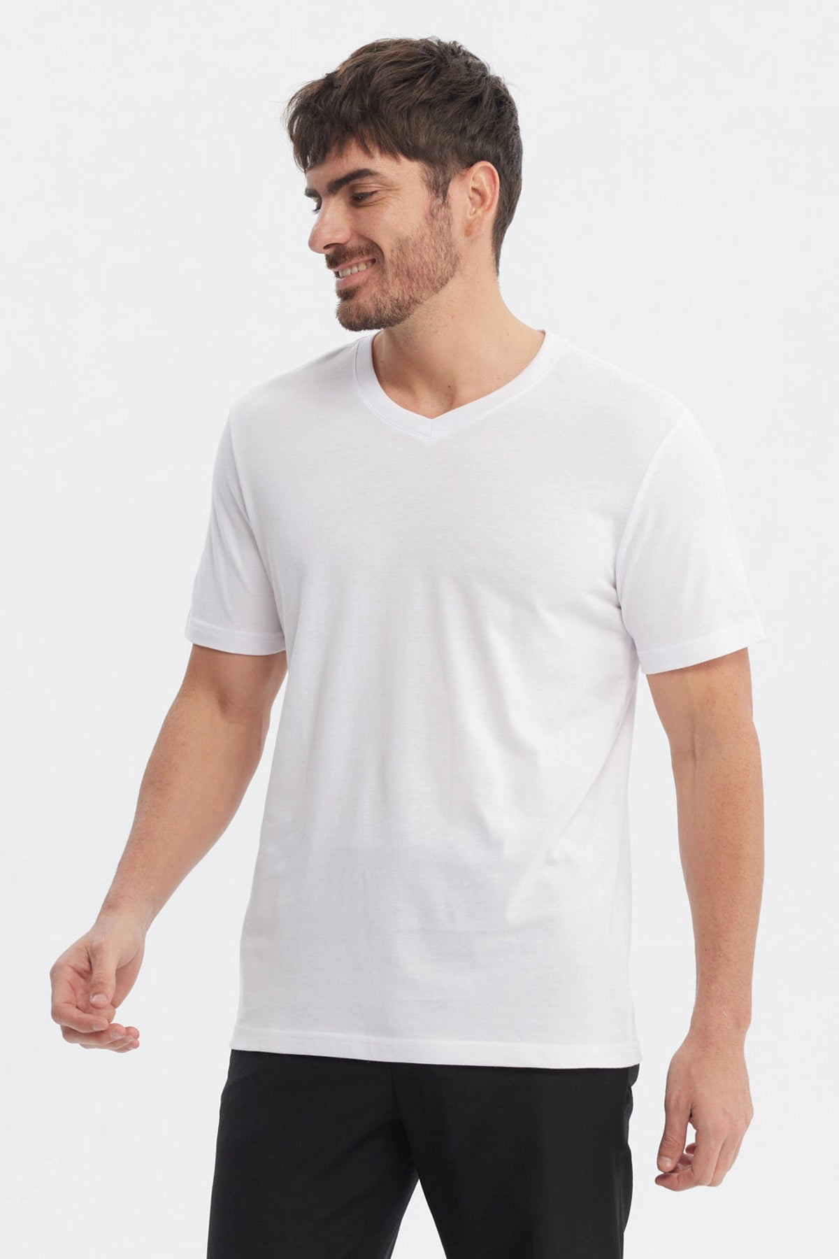 Polera blanca de hombre de manga corta y cuello redondo diseño liso ajuste cómodo ideal para uso diario