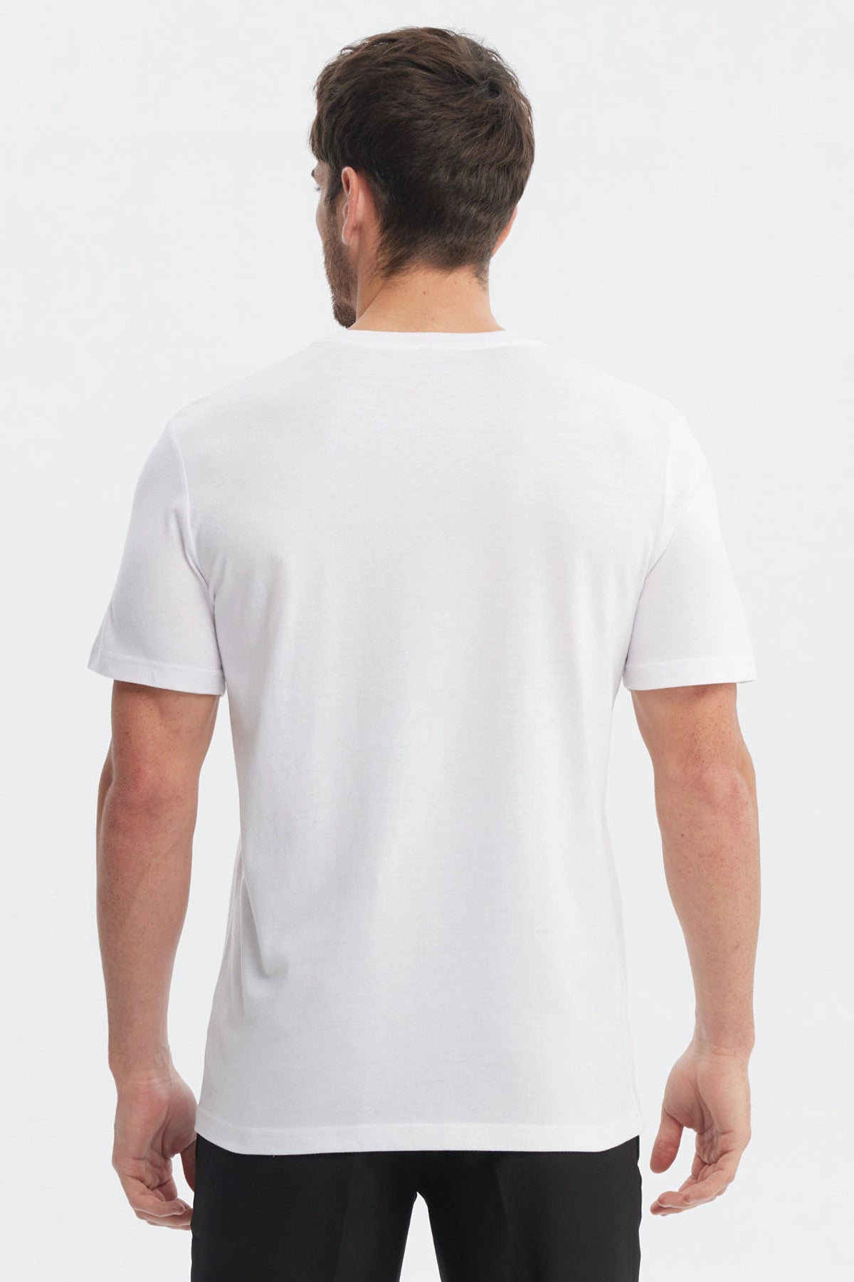 Polera blanca de hombre de manga corta y cuello redondo diseño liso ajuste cómodo ideal para uso diario