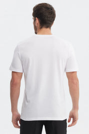 Polera blanca de hombre de manga corta y cuello redondo diseño liso ajuste cómodo ideal para uso diario