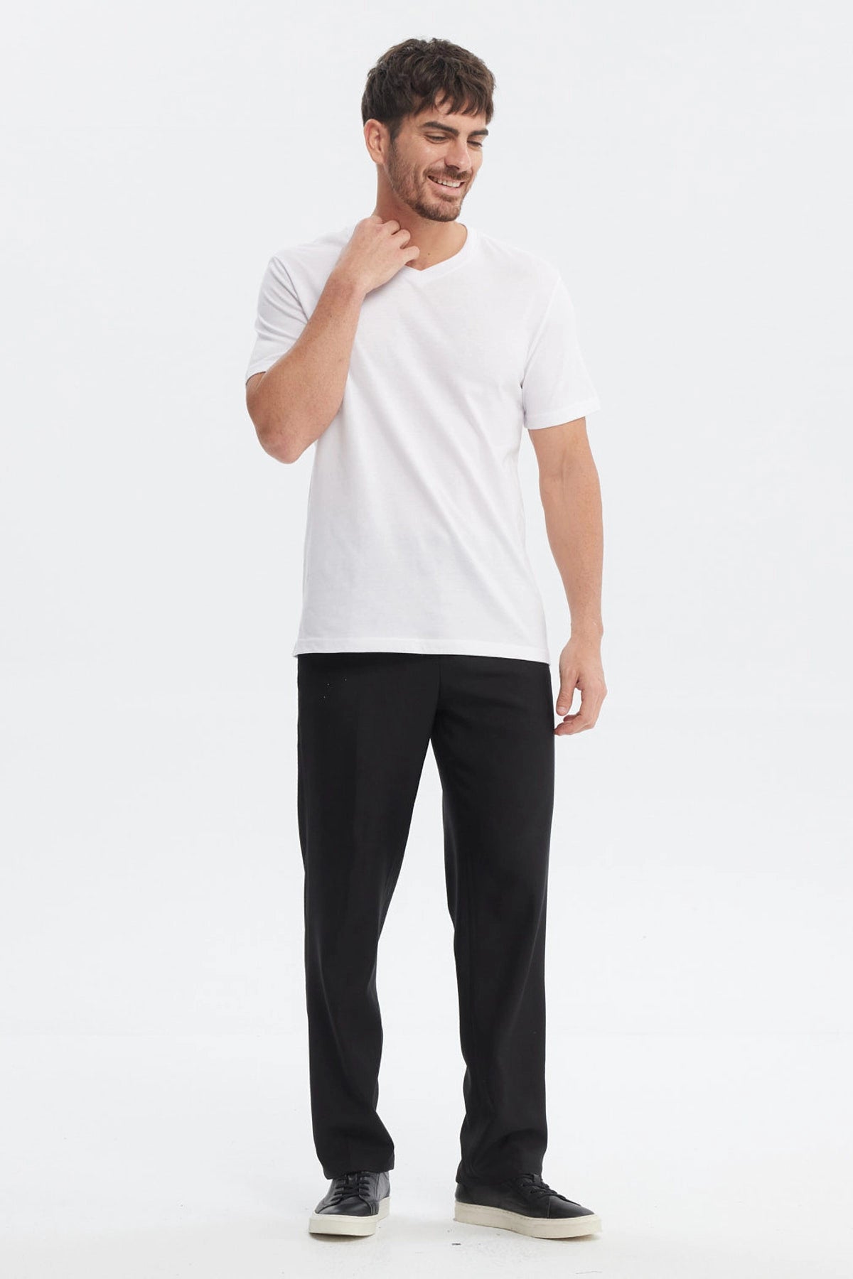 Polera blanca de hombre de manga corta y cuello redondo diseño liso ajuste cómodo ideal para uso diario