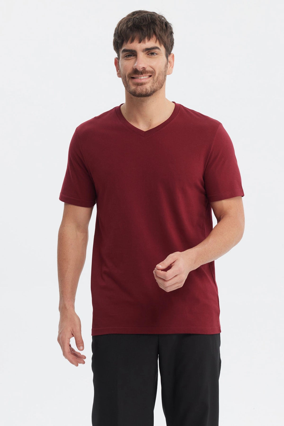 Polera hombre burdeo básica lisa sin estampas de manga corta con cuello redondo y ajuste cómodo
