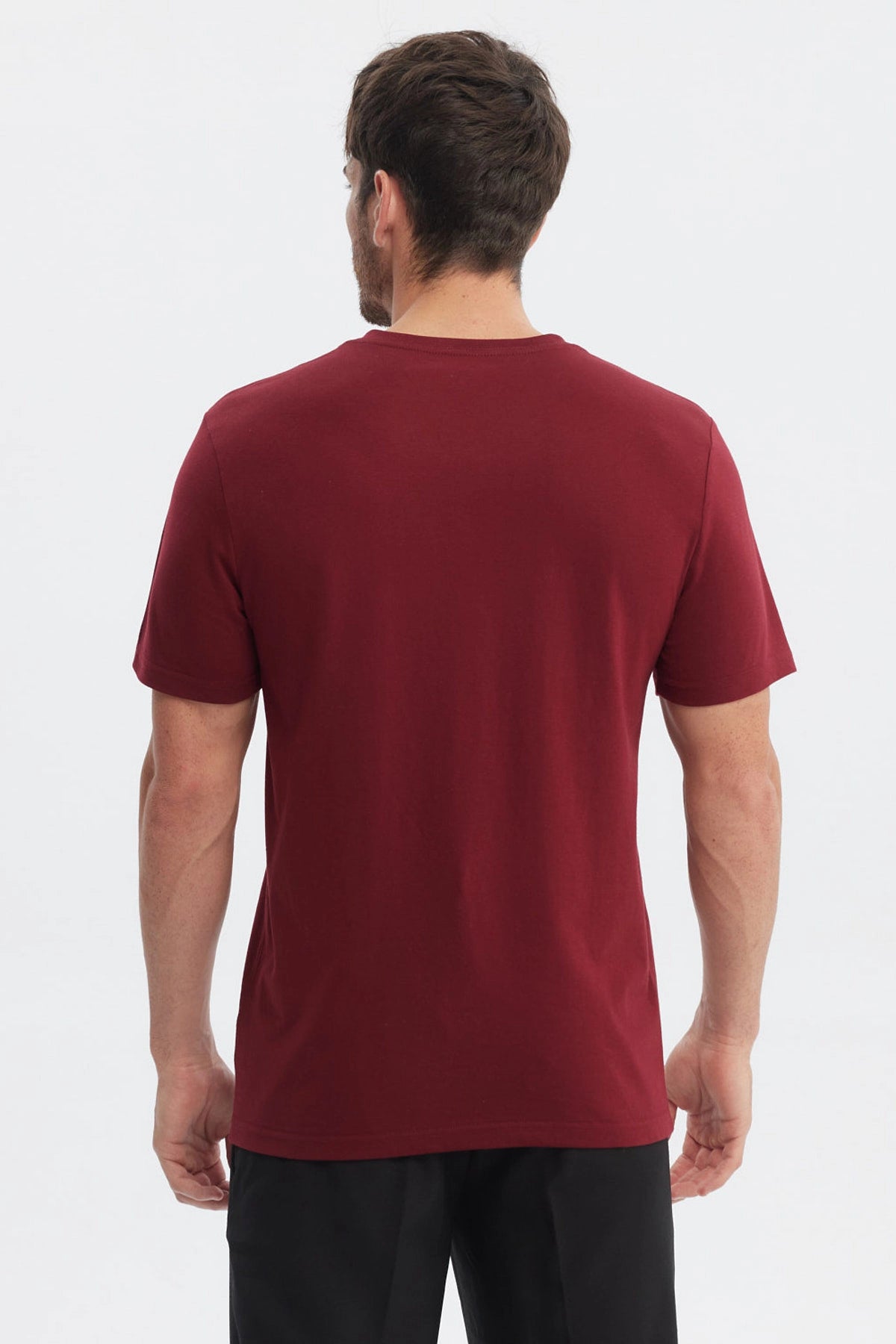 Polera hombre burdeo básica lisa sin estampas de manga corta con cuello redondo y ajuste cómodo