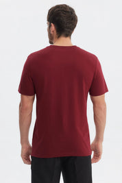 Polera hombre burdeo básica lisa sin estampas de manga corta con cuello redondo y ajuste cómodo
